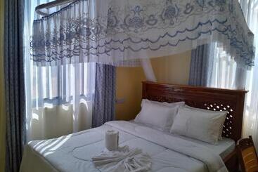 هتل Gustina Zuzu Village Lodge