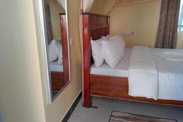هتل Gustina Zuzu Village Lodge