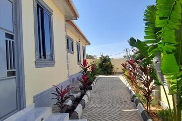 هتل Gustina Zuzu Village Lodge
