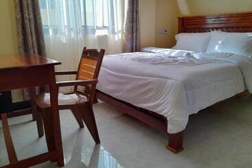 هتل Gustina Zuzu Village Lodge