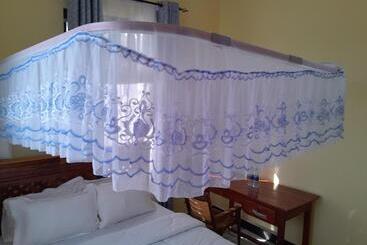 هتل Gustina Zuzu Village Lodge