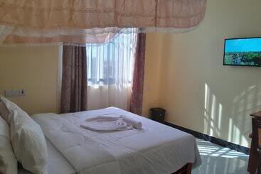 هتل Gustina Zuzu Village Lodge