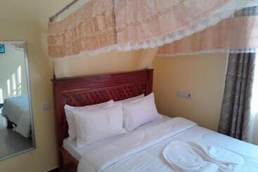 هتل Gustina Zuzu Village Lodge