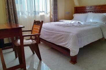 هتل Gustina Zuzu Village Lodge