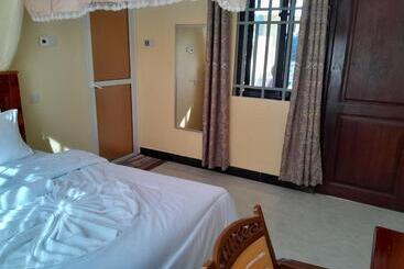 هتل Gustina Zuzu Village Lodge