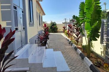 هتل Gustina Zuzu Village Lodge