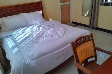 هتل Gustina Zuzu Village Lodge