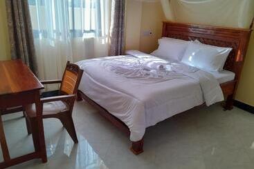 هتل Gustina Zuzu Village Lodge