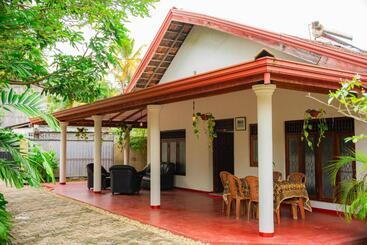 هتل Hanguk Villa Mirissa