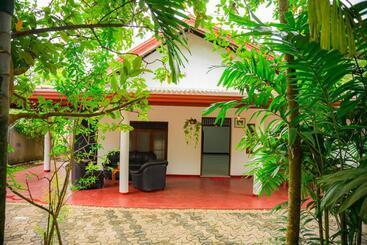 هتل Hanguk Villa Mirissa