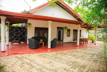 هتل Hanguk Villa Mirissa