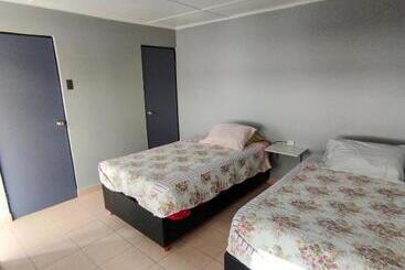 هتل Hostal Calama