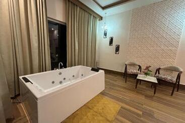 هتل Corbett The Regnum Resort