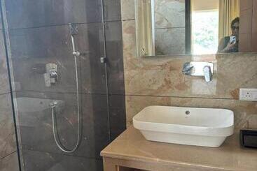 هتل Corbett The Regnum Resort