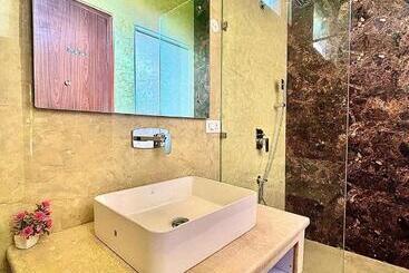 هتل Corbett The Regnum Resort