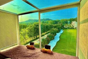 هتل Corbett The Regnum Resort