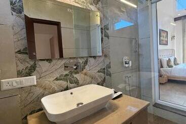 هتل Corbett The Regnum Resort