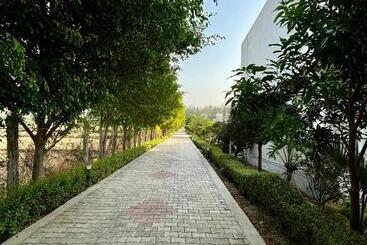 هتل Corbett The Regnum Resort