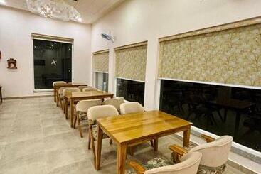 هتل Corbett The Regnum Resort