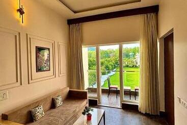 هتل Corbett The Regnum Resort