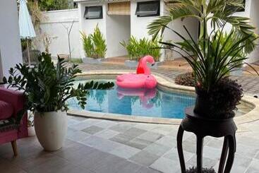 پانسیون Black Pillow Villa