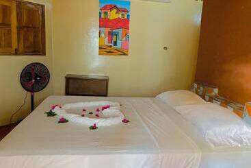 پانسیون Room In Bb Beach Hotel Room For 6 P Pool Breakfast And Fan