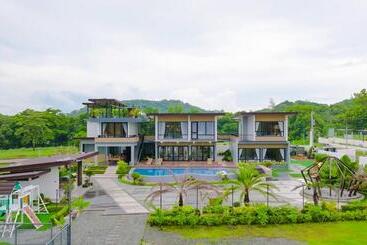 استراحتگاه Damienerose Garden Villa
