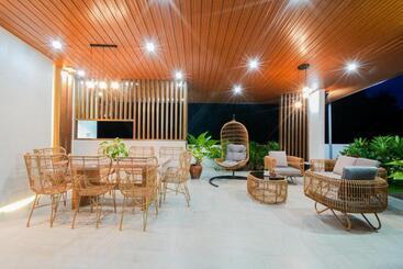 استراحتگاه Damienerose Garden Villa