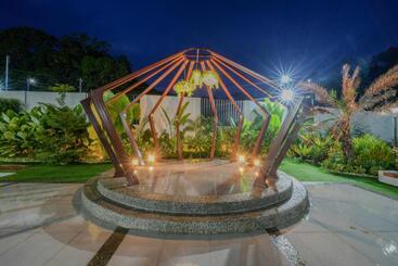 استراحتگاه Damienerose Garden Villa