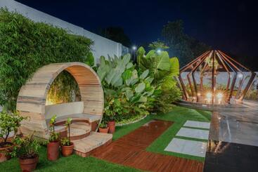 استراحتگاه Damienerose Garden Villa