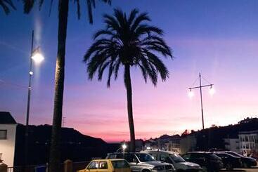 تختخواب و صبحانه Albergue Hostel Socios