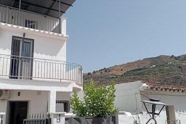 تختخواب و صبحانه Albergue Hostel Socios