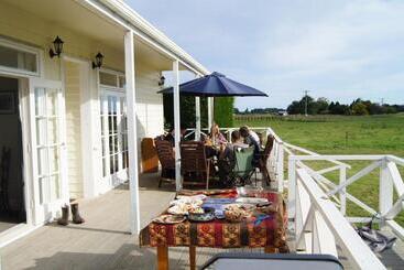 تختخواب و صبحانه Oliver S Farmstay