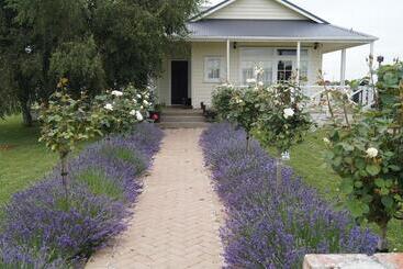 تختخواب و صبحانه Oliver S Farmstay