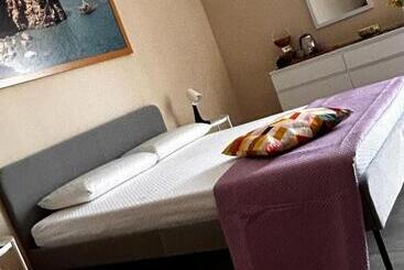 تختخواب و صبحانه Townhouse Piraino