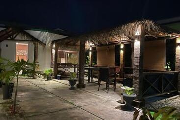 هتل Himeyn Beach Inn   Ocho Homes By Eight Continents