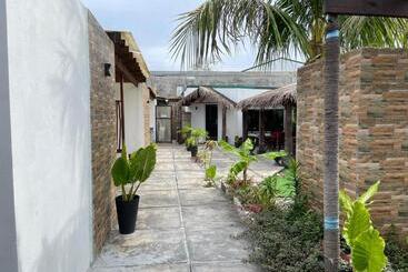 هتل Himeyn Beach Inn   Ocho Homes By Eight Continents
