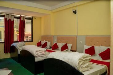 هتل Laxmi Lodge, Charikot