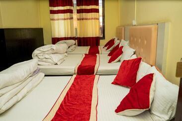 هتل Laxmi Lodge, Charikot