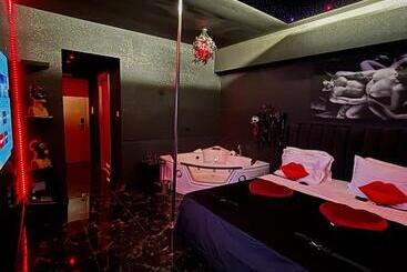 هتل Romeo Nights   Love Rooms   Jacuzzi Hydromassage