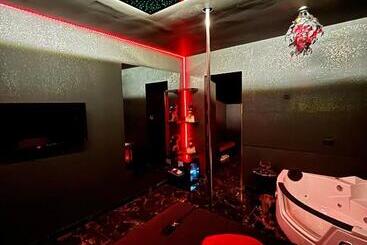 هتل Romeo Nights   Love Rooms   Jacuzzi Hydromassage