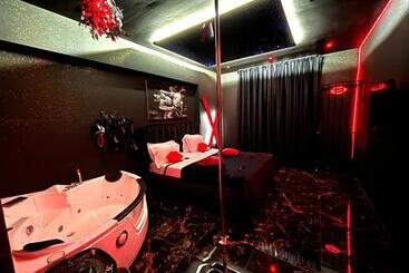 هتل Romeo Nights   Love Rooms   Jacuzzi Hydromassage