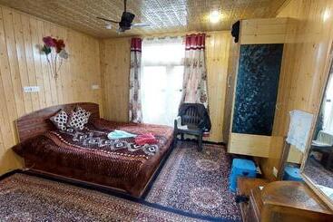 هتل Srinagar Tourism Group Of House Boats