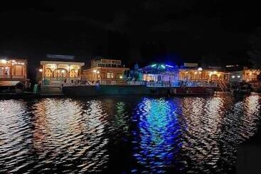 هتل Srinagar Tourism Group Of House Boats