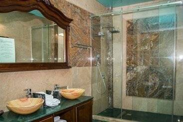هتل Almar Luxury
