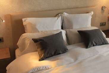 هتل Best Western La Porte Des Chateaux