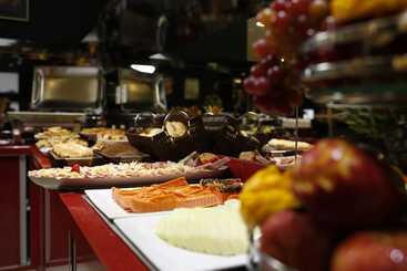 Holiday & Business Hotel   Em Frente Ao Centro De Eventos E Arena Conda