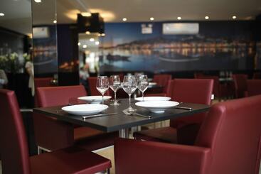 Holiday & Business Hotel Em Frente Ao Centro De Eventos E Arena Conda