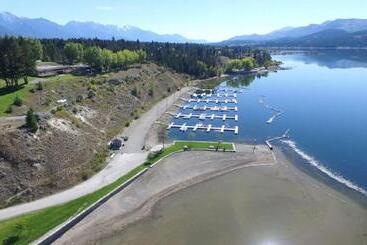 Akiskinook Lake Resort! 1 Bedroom Townhouse! Rent Monthly, Weekly, Private Entrance, Gas Bbq, Wi Fi