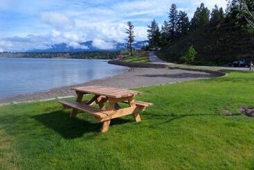 Akiskinook Lake Resort! 1 Bedroom Townhouse! Rent Monthly, Weekly, Private Entrance, Gas Bbq, Wi Fi